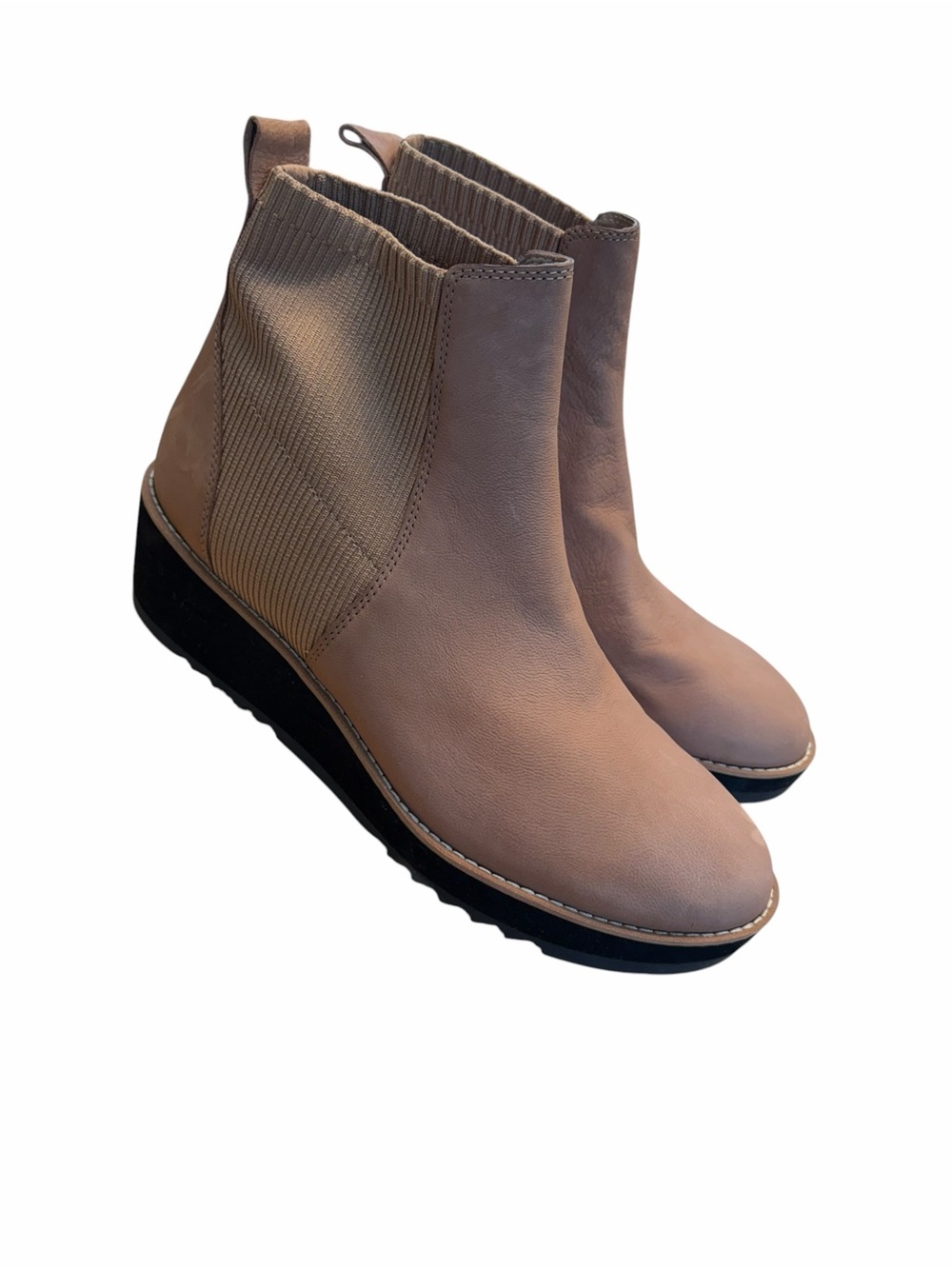 Tan Chelsea Ankle Boots Women’s Size 11 Slip On Lug Sole Trendy